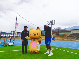 クリーンファイターズ山梨の選手と戯れる