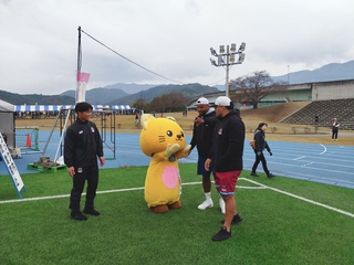 クリーンファイターズの選手とと戯れるゆずにゃん