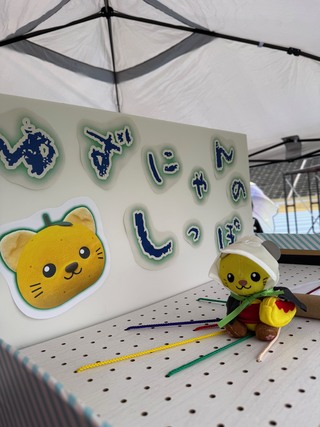 ゆずにゃんブースで一休みするゆずにゃん