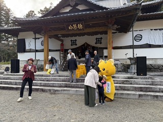 可愛いお友達とふれあっているゆずにゃん