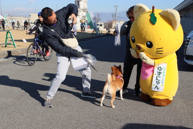 ワンちゃんを応援しているゆずにゃん ロゲイニングマップが風になびいている様子