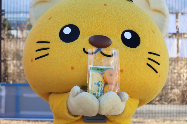参加賞を両手で抱えるゆずにゃん 参加賞を両手で抱えるゆずにゃん