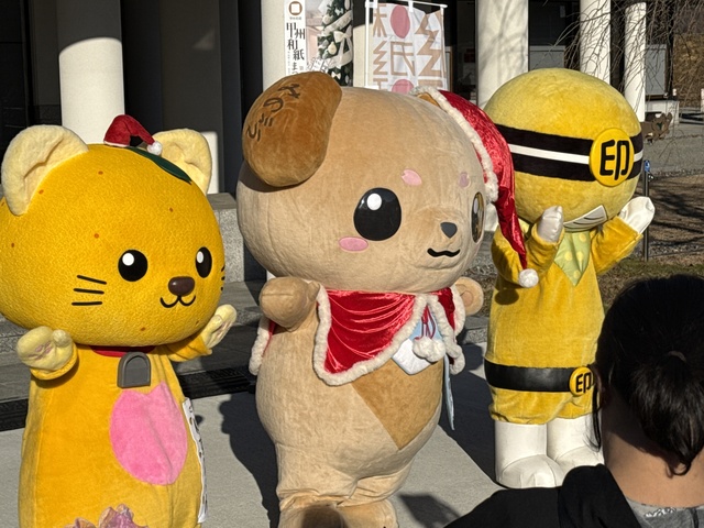 外でゆずにゃん、みのワン、ぼんぼんの集合写真