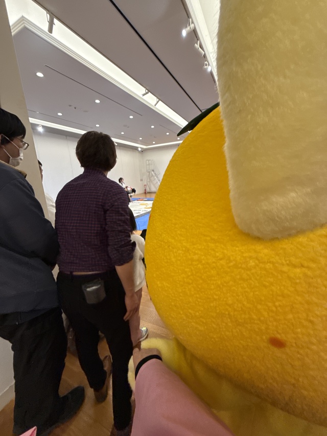 甲府西高のパフォーマンスを観賞するゆずにゃん