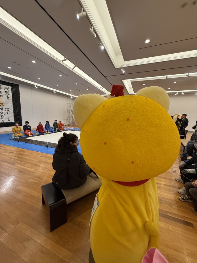 中央高校のパフォーマンスを観賞中のゆずにゃん