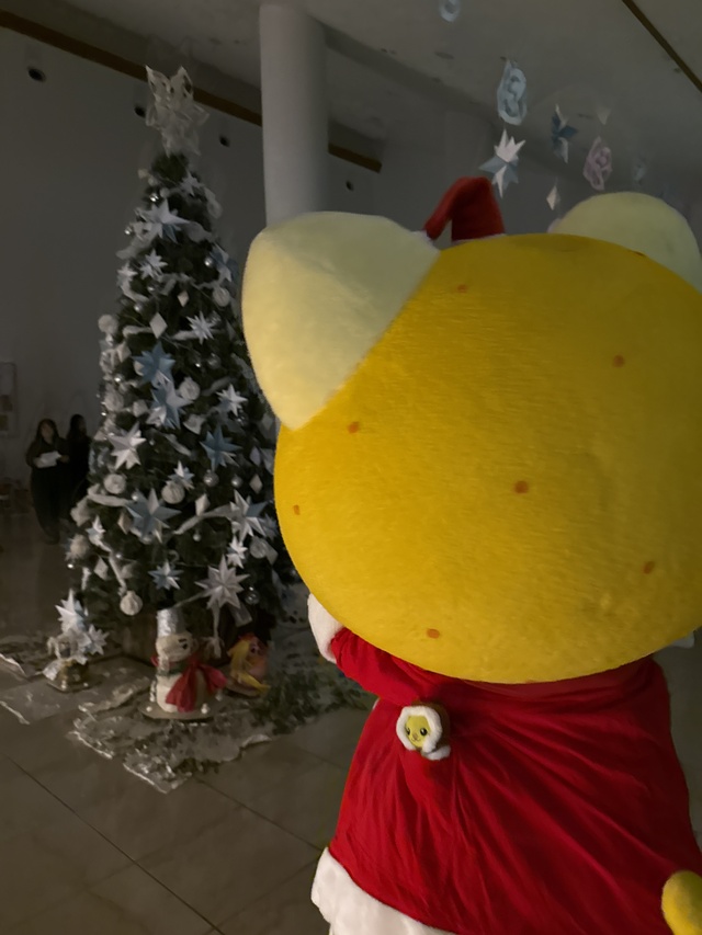 ツリーの点灯式を待つゆずにゃん