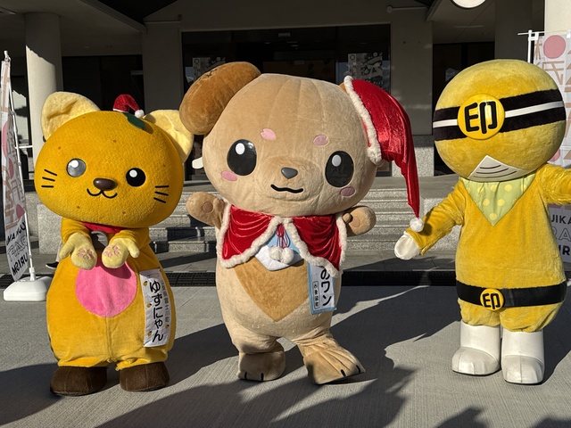 ゆずにゃん、みのワン、ぽんぽんの集合写真(外)