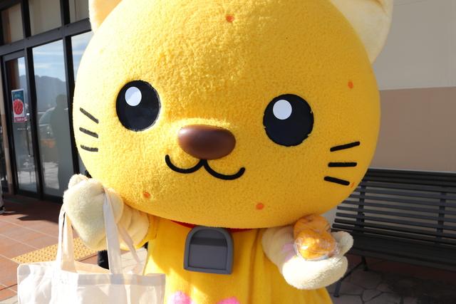 ゆぅにゃん 年末の街頭指導でゆずにゃんもお手伝いに行ってきました✨🐱🚓 | 山梨