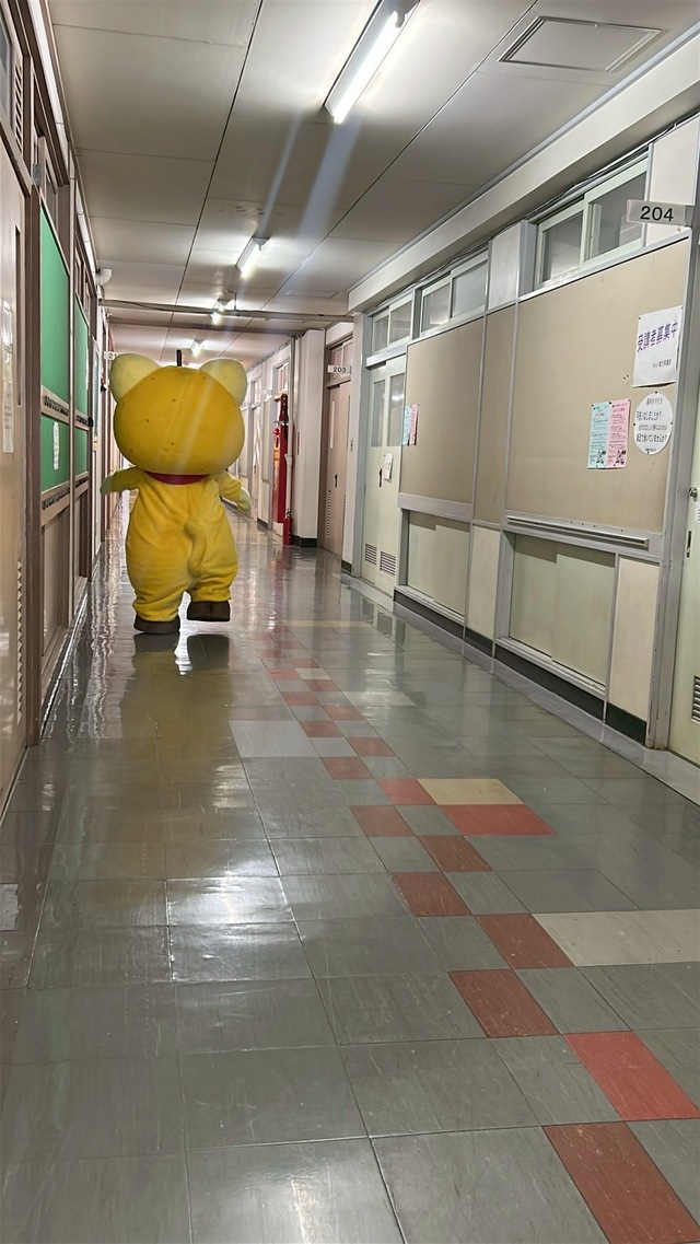 廊下をとことこ歩くゆずにゃん 廊下をとことこ歩くゆずにゃん