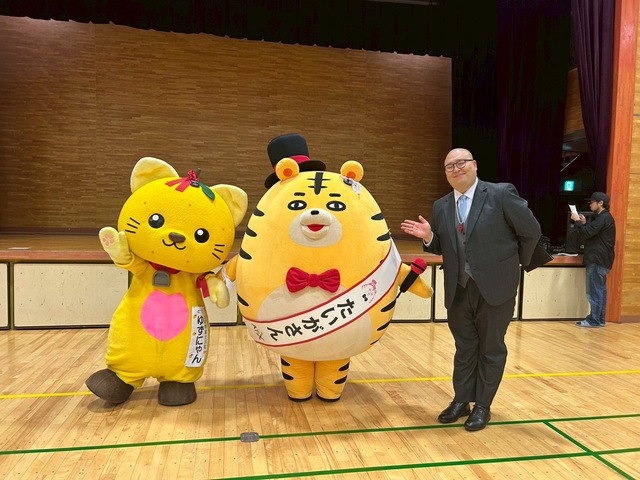 ゆずにゃん、たいがさん、MCのたいちさんと記念写真 ゆずにゃん、たいがさん、MCのたいちさんと記念写真