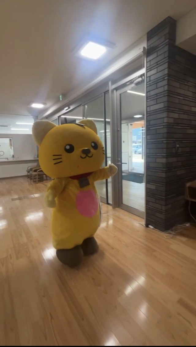 役場内を軽い足取りで歩くゆずにゃん