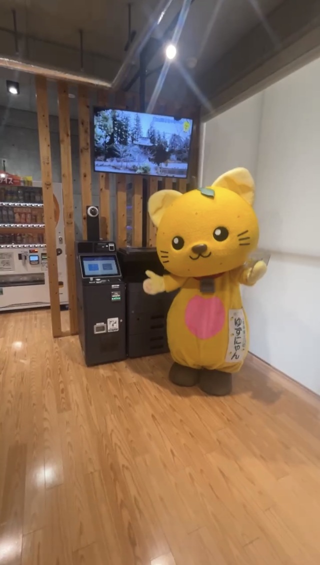 キオスク端末を紹介するゆずにゃん