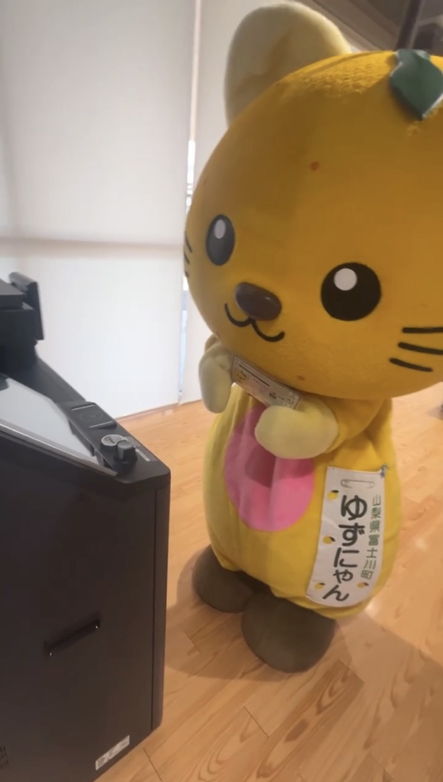 キオスク端末の使い方を吟味するゆずにゃん