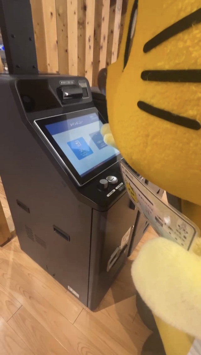 キオスク端末を実際に操作するゆずにゃん