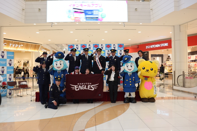 南甲府警察署の皆さんと一緒に撮影