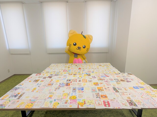 敬礼ポーズをしているゆずにゃん 敬礼ポーズをしているゆずにゃん