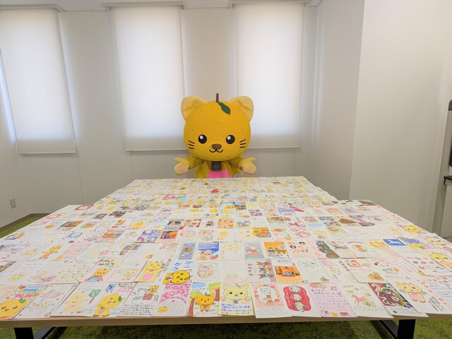 すしざんまいを意識するゆずにゃん すしざんまいを意識するゆずにゃん