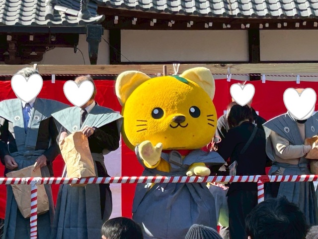 お客さんに手をふるゆずにゃん